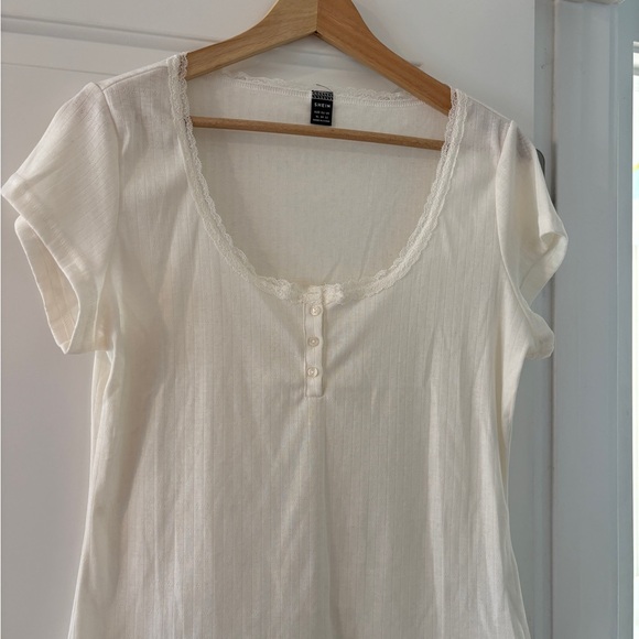 Lot of 2 Cream and Black pointelle tees - Picture 6 of 9